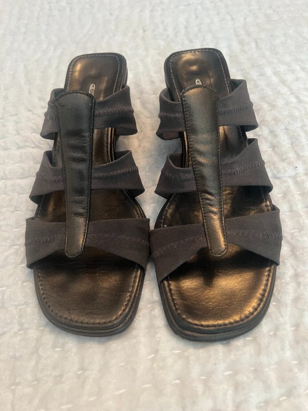 Donald J. Pliner Taupe Block Heel Shoe (8.5)
